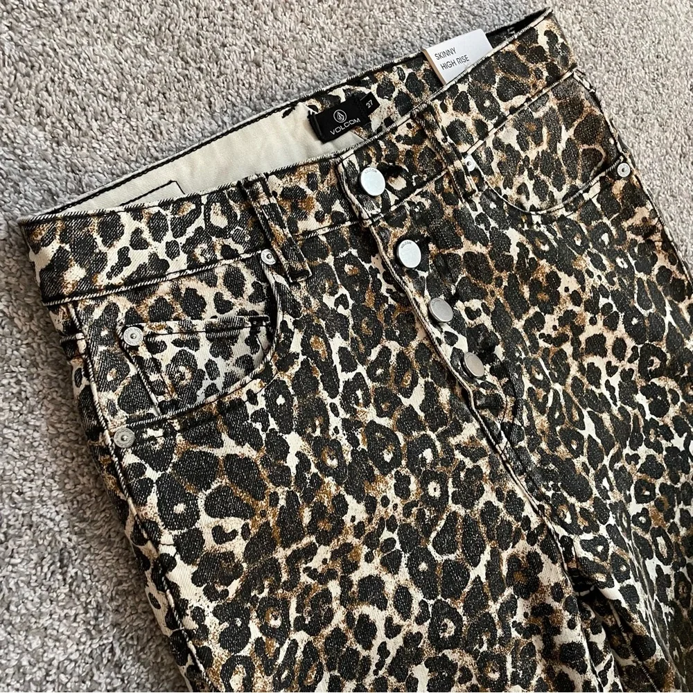 New Volcom Women’s 27 Leopard Print High Rise Button Fly Skinny Denim Jeans - Picture 3 of 16